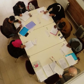 Ensenya llengües vehiculars a persones nouvingudes